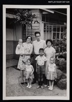 藏品(李一楠與琦君、國外友人於室外合照1-26)的圖片