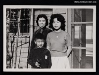 藏品(琦君與一楠和友人於室外合照1-38)的圖片