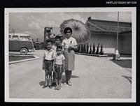 藏品(琦君與一楠和孩童於戶外合照1-39)的圖片