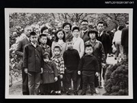 藏品(琦君與一楠和多位友人於戶外合照1-41)的圖片