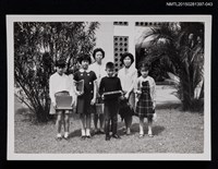 藏品(琦君與一楠和他人於室外合照1-43)的圖片