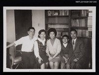 藏品(琦君一家人和友人於室內合照1-45)的圖片