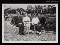 藏品(琦君一家人和他人於室外合照1-46)的圖片