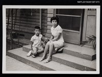 藏品(李一楠與琦君於門前合照1-73)的圖片