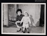 藏品(琦君與孩童於戶外合照1-75)的圖片