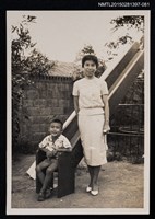 藏品(李一楠與琦君於溜滑梯前合照1-81)的圖片