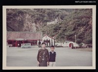 藏品(李一楠與琦君於山前廣場上合照2-19)的圖片