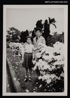 藏品(琦君與小孩於花叢間合照1-2)的圖片