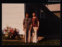 藏品(琦君與友人葉雲帆夫人於屋外合照)的圖片