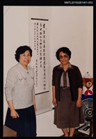 藏品(琦君與友人葉雲帆夫人於家中書法掛畫前合照)的圖片