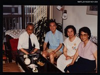 藏品(琦君夫婦與友人葉雲帆夫婦於家中合照)的圖片