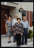 藏品(琦君夫婦與前溫州永嘉中學校長葉雲帆夫婦於琦君紐澤西家門前合照)的圖片