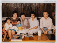 藏品(琦君夫婦與永嘉中學校長葉雲帆家人於室內合照)的圖片