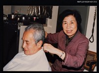 藏品(琦君為永嘉中學校長葉雲帆理髮合照)的圖片