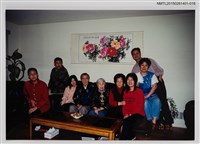 藏品(琦君夫婦、家人與永嘉中學校長葉雲帆家人於家中合照)的圖片