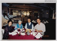 藏品(琦君夫婦與永嘉中學校長葉雲帆家人於餐廳合照)的圖片