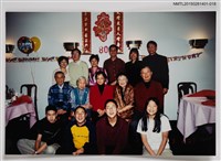 藏品(琦君夫婦與永嘉中學校長葉雲帆家人於餐廳慶生合照)的圖片