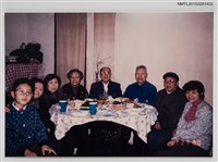 藏品(琦君與友人朱鏡清及其家人合照)的圖片