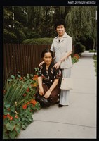藏品(琦君與友人盛華於戶外籬笆旁合照)的圖片