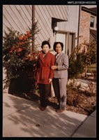 藏品(琦君與友人盛華於屋外合照)的圖片