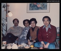 藏品(琦君夫婦與友人盛華夫婦於室內合照)的圖片