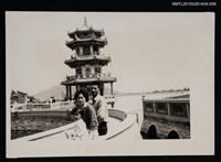 藏品(琦君家族照(美春一家人於寶塔建築前合照)1-8)的圖片