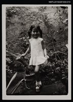 藏品(琦君家族照(琦君表妹美春與女兒彥容獨照)1-10)的圖片