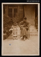 藏品(琦君家族照(一戴帽老者與一孩童於家門前庭院合影)1-23)的圖片