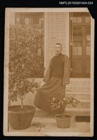 藏品(琦君家族照(琦君父親於家門前庭院獨照)1-24)的圖片