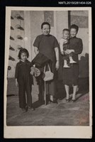 藏品(琦君家族照(琦君二媽與家人於室外合照)1-26)的圖片