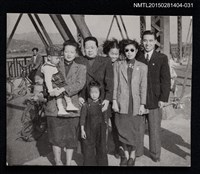藏品(琦君家族照(琦君夫婦與二媽及家人於鐵橋上合照)1-31)的圖片