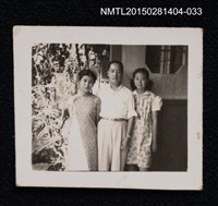 藏品(琦君家族照(琦君與其妹和妹夫於室外合照)1-33)的圖片