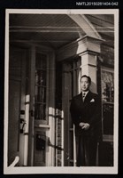 藏品(琦君家族照(蘅之攝於美國安那伯城家中獨照)1-42(7.7*5.4))的圖片
