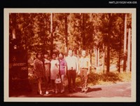 藏品(琦君夫婦與友人、學生於東海大學校園合照)的圖片