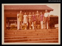 藏品(琦君夫婦與友人、學生於東海大學校園合照)的圖片