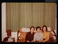 藏品(琦君與妹妹潘樹珍及鄧佩瑜於屋內客廳合照)的圖片