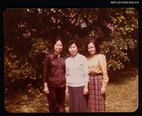 藏品(琦君與妹妹潘樹珍及鄧佩瑜於戶外合照)的圖片