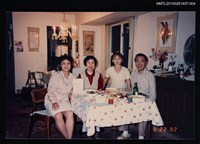 藏品(李唐基家族照(琦君夫婦與2位家人於客廳餐桌合影))的圖片