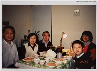 藏品(李唐基家族照(琦君夫婦與李唐基家人於餐桌合影))的圖片