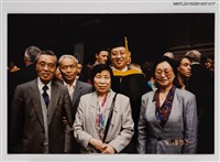 藏品(李唐基家族照(琦君夫婦與李唐基家人於校園畢業典禮戶外合影))的圖片