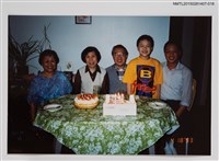 藏品(李唐基家族照(琦君夫婦與李唐基家人於室內慶生合影))的圖片