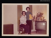 藏品(琦君與外國友人合照2-3(琦君與外國友人於客廳合影))的圖片