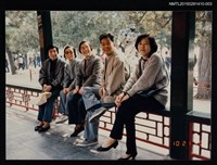 藏品(琦君與學生王少棣等人於北京頤和園合影)的圖片