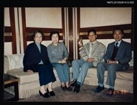 藏品(琦君1990年大陸返鄉2-2（琦君夫婦與學生王少棣等人於室內沙發合影）)的圖片