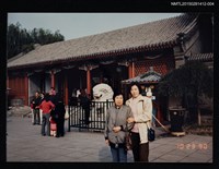 藏品(琦君1990年大陸返鄉2-4（琦君與友人於大觀園內合影）)的圖片
