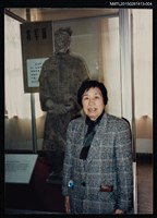 藏品(琦君於西安兵馬俑將軍俑前獨照)的圖片