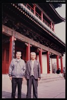藏品(琦君1990年大陸返鄉4-2（李唐基與李晝堂於西安碑林城樓前合影)的圖片