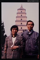 藏品(琦君1990年大陸返鄉5-4（琦君夫婦於大雁塔前合照）)的圖片