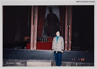 藏品(琦君1990年大陸返鄉6-2（琦君於二王廟前獨照）)的圖片