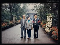 藏品(琦君1990年大陸返鄉6-9（琦君與李晝堂等人於杜甫草堂花園合影）)的圖片